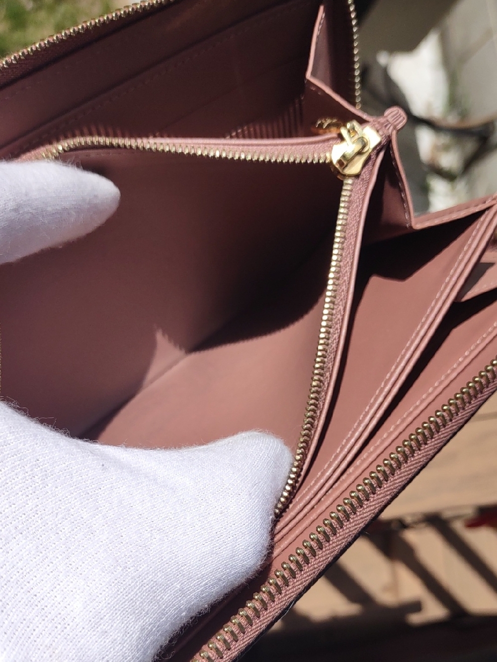 Louis Vuitton Vernis Zip-Around Wallet in Butterscotch Gloss Color. - Picture 11 of 16